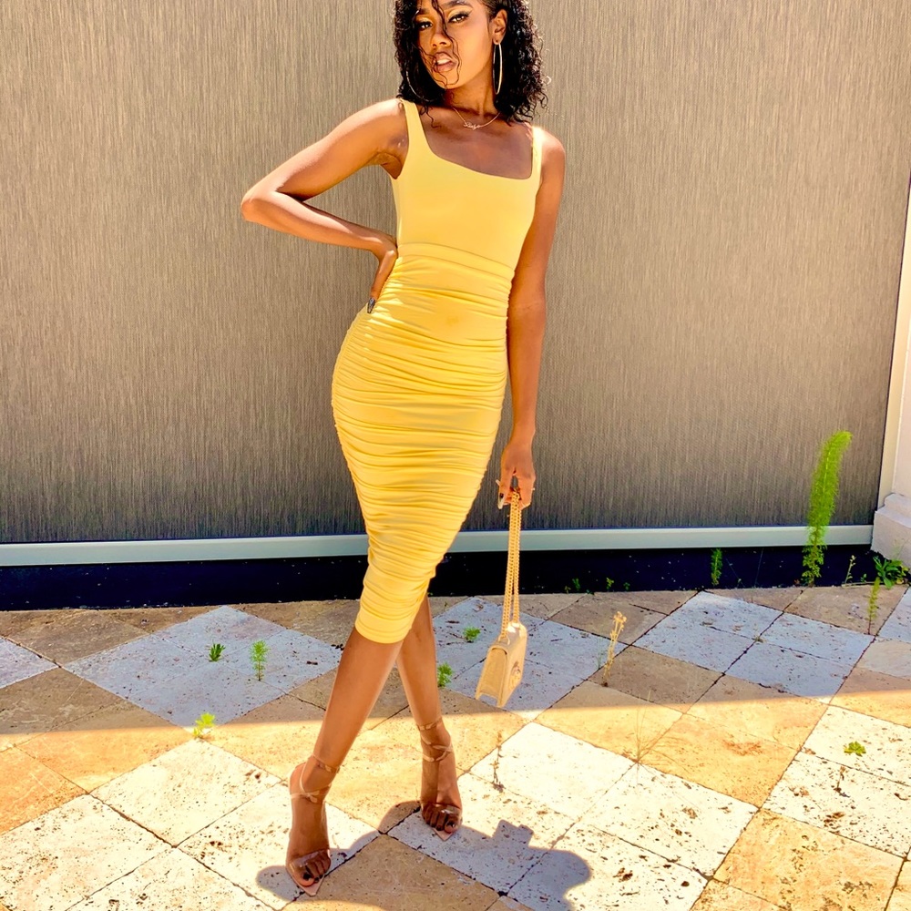 ✨🌸Nice Yellow Ruched Bodycon MIDI Dress Perfect For Spring🌸 ✨